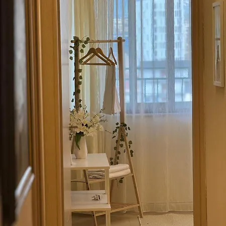 アパート Downtown And Mountain View Floor ティラナ