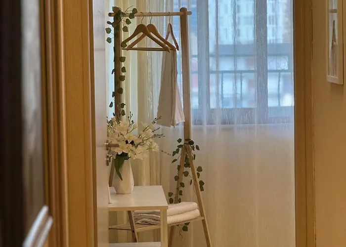 アパート Downtown And Mountain View Floor ティラナ